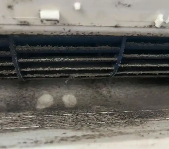 七星空调吹的风有股烧焦味是怎么回事